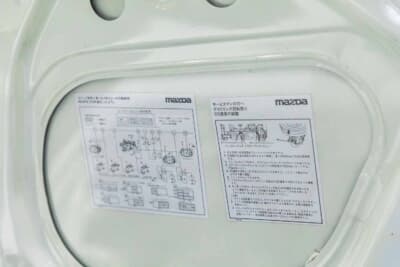 マツダ RX-7：ボンネットの内側にマツダの整備情報を示すラベルが新品同様のコンディションで貼付されている