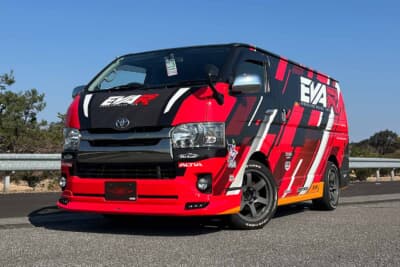 トヨタ ハイエース：全国のレース会場へ帯同した実車のサポートカー、フロントには「EVA R」ロゴが大きく描かれる