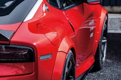 日産 フェアレディZ：セミワークスフェンダーを彷彿とさせるオバフェンでリア回りにワイド感を演出