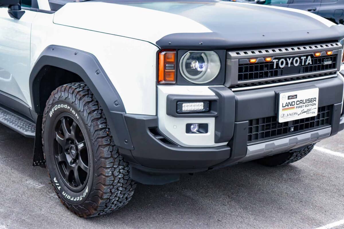トヨタ ランドクルーザー250：ジャオスのLEDやバグガードでフェイスのイメージを確立。ボンネットも一部マットブラックでラッピング