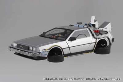 4輪を水平にたたんだ飛行形態を再現し、車体各部を這う配管まで作り込まれている
