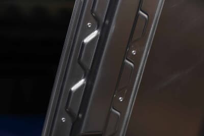 日産 フェアレディZ:SPR(セルフピアシングリベット)で結合されたボンネット裏側のリブ形状を間近に捉えた一枚
