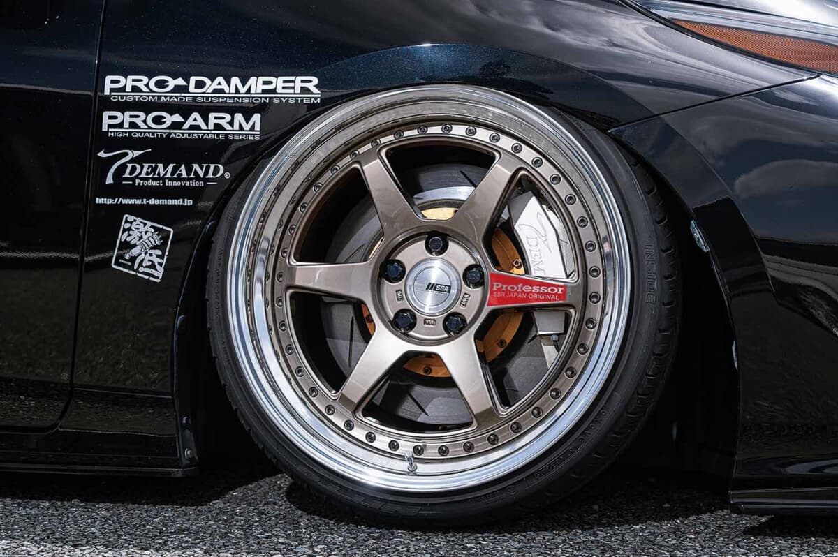 トヨタ プリウスPHV:P.C.D.114.3変換されたSSRプロフェッサーSP7と大型ブレーキが精悍なフォルムを演出