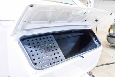 ダイレクトカーズ Aquila360N:車体前方に確保された外部ストレージ。仕切り板で区切られた大容量の収納スペース