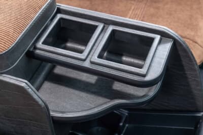 トヨタ ランドクルーザー70:レザー貼りの2連ドリンクホルダー。純正の質感を崩さず小物をスマートに収める工夫だ