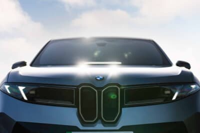 BMW iX3 50 xDrive：今年イギリスで発売された電気自動車。太陽を背にしたフロントマスクに、新世代の縦型キドニーグリルが浮かび上がる