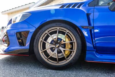スバル WRX STI:BBSの18インチ9.5Jにイエローのブレーキキャリパーを組み合わせる。フェンダーのエアアウトレットが冷却へのこだわりを物語る