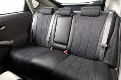 トヨタ プリウス：3人掛けの後席にもブラックデニムを配置。前席と統一したデザインで車内全体に一体感が生まれる