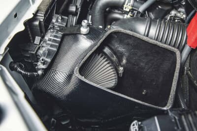 ブリッツ カーボンインテークシステム：ステンレスメッシュ製フィルターを収めたカーボンケース。熱気を遮断しながら効率よく吸気を導く心臓部だ