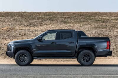 三菱 トライトン:285/70R17とリフトアップで押し出しを強めた仕上がり。前後のクリアランスが均等に整う