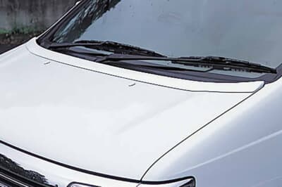 E50 エルグランド:ワンオフ製作した超薄型ボンスポが、フェイス全体の落ち着いたフンイキをさらに底上げる 。ウォッシャーノズルはボディ同色に塗装