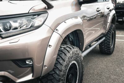 トヨタ ランドクルーザープラド：オーバーフェンダーはカディス。タイヤ＆ホイールとともにマッシブな印象を引き出すには必須