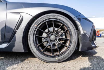 スバル BRZ:ブラックの10本スポークホイールにヨコハマ ADVAN NEOVA AD09を組み合わせる。サーキット走行を見据えたグリップ重視のセットだ