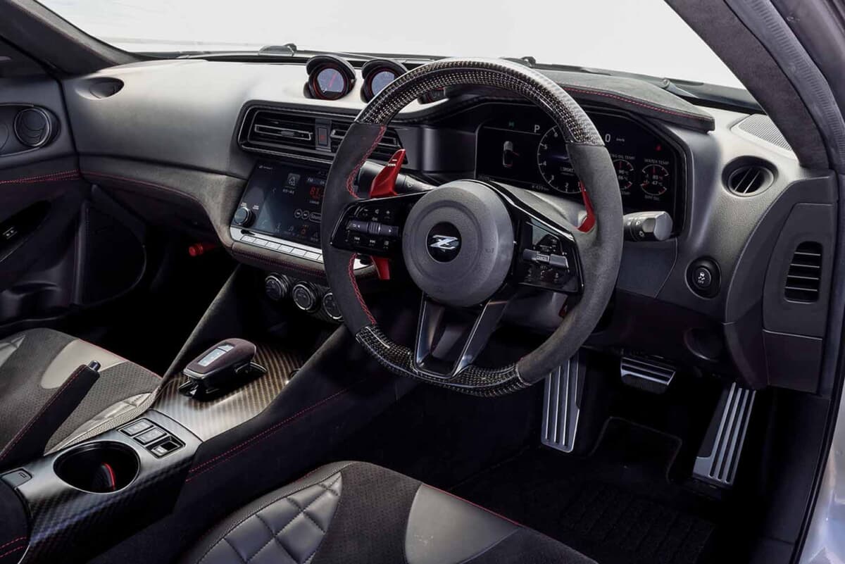 日産 フェアレディＺ：カーボンコンビネーションステアリングを備えた運転席まわり