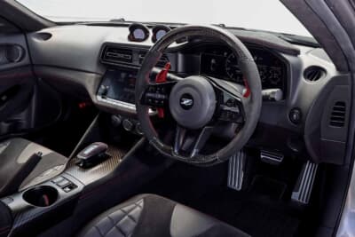日産 フェアレディＺ：カーボンコンビネーションステアリングを備えた運転席まわり