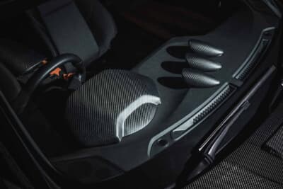 日産 フェアレディZ :メーターフードとカーボン3連メーターフードパネルを上から見た姿。外装からのアピール度も高い