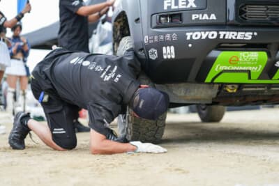 三菱 トライトン:レース車両を点検するスタッフ。FLEX SHOW AIKAWA Racing with TOYO TIRESのトライトンは多くのスタッフに支えられる