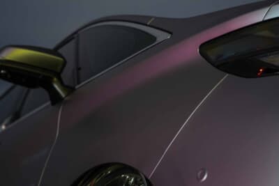 トヨタ ヴェルファイア:光の加減で紫の色味が浮かび上がるカラープロテクションを施したボディサイドのディテール