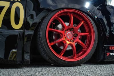 トヨタ ヴォクシー:右サイドのワークエモーションD9Rはキャンディレッド、金色のボルトが映える