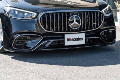 メルセデス・ベンツ S500:ナイトパッケージのダーククロムグリルとパナメリカーナ仕様で、ショートボディながらAMG S63の存在感を引き出している