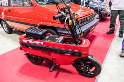 ホンダ シティ：同時開発のトランクバイク「モトコンポ」を前に置いて展示された1982年式シティR