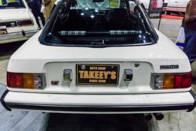 マツダ RX-7：リアガラス周辺のモール類も高いコンディションを維持している。保存環境が良かった証拠だ