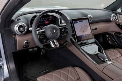 メルセデスAMG GT63 S E パフォーマンス：カーボン素材とAMGステアリングが並ぶコックピットは走りへの期待感を高める