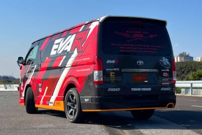 トヨタ ハイエース：RAYSやTOYO TIRESなどスポンサーロゴが並ぶリアゲート、実車のディテールをトミカにも反映している
