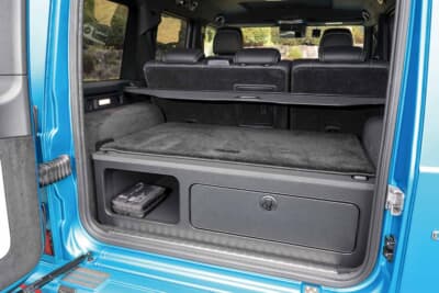 メルセデス・ベンツ G63：荷室容量620〜1990Lを誇るラゲッジルームには収納ボックスが備わり実用性も高い