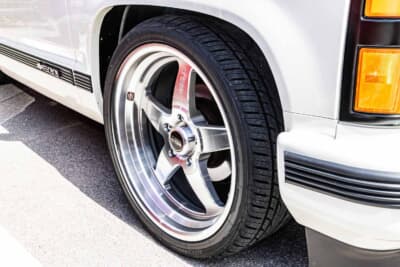 シボレー C1500 454SS：ウェルドレーシングのホイールを装着し、フロントは20インチ8.5Jで組んでいる