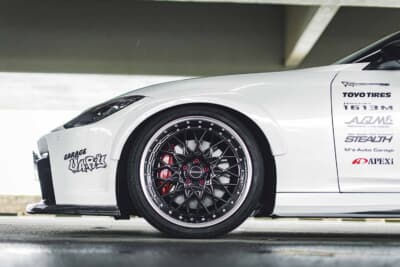 日産 フェアレディZ：赤いキャリパーが映えるホイールとサイドステップの組み合わせ