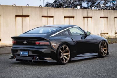 日産 フェアレディZ：スラッシュカットマフラーが好アクセントとなるリアフローティングディフューザー装着車