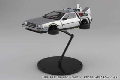 付属の展示台を使えば、宙に浮いて走り出す瞬間のまま飾ることができる