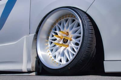 トヨタ ヴォクシー：ホワイトディスクにブラッシュドリム、ゴールドのピアスボルトを組み合わせたVS XVで深リムを強調