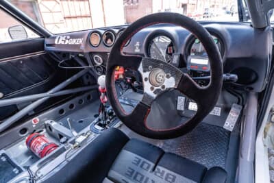 日産 フェアレディZ:ナンバー7製カーボンステアリングとブリッドバケットシートでコクピットを固めたレーシングZ
