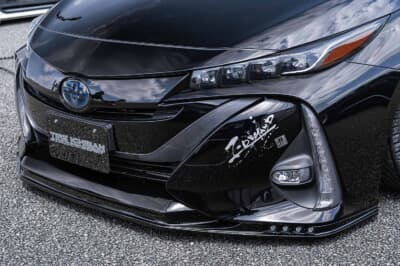 トヨタ プリウスPHV:純正ブラック塗装のFグリルとスモークフィルム加工のヘッドライトでシャープな表情に