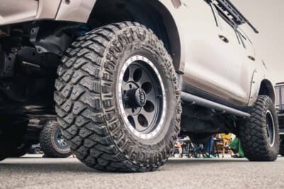 トヨタ ランドクルーザープラド：タイヤはマキシス・レーザーMT。アグレッシブなイメージを達成するのに大きく貢献