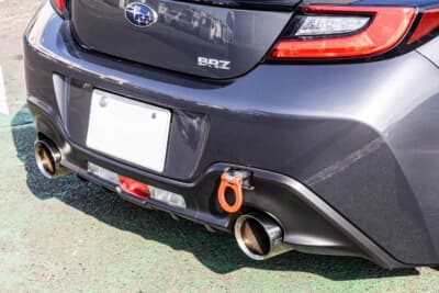 スバル BRZ:STI製マフラーの右側出口とオレンジの牽引フックがリアを引き締める。ディフューザー形状のバンパーも純正のスポーティな造形だ