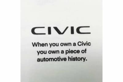 CIVICロゴと自動車の歴史をうたう英文タグラインが胸元を飾る