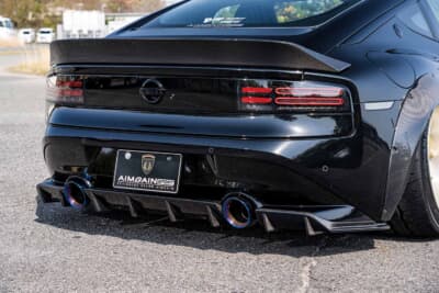 日産 フェアレディZ:存在感のあるリアディフューザーと鮮やかなブルー発光エキゾーストが融合している