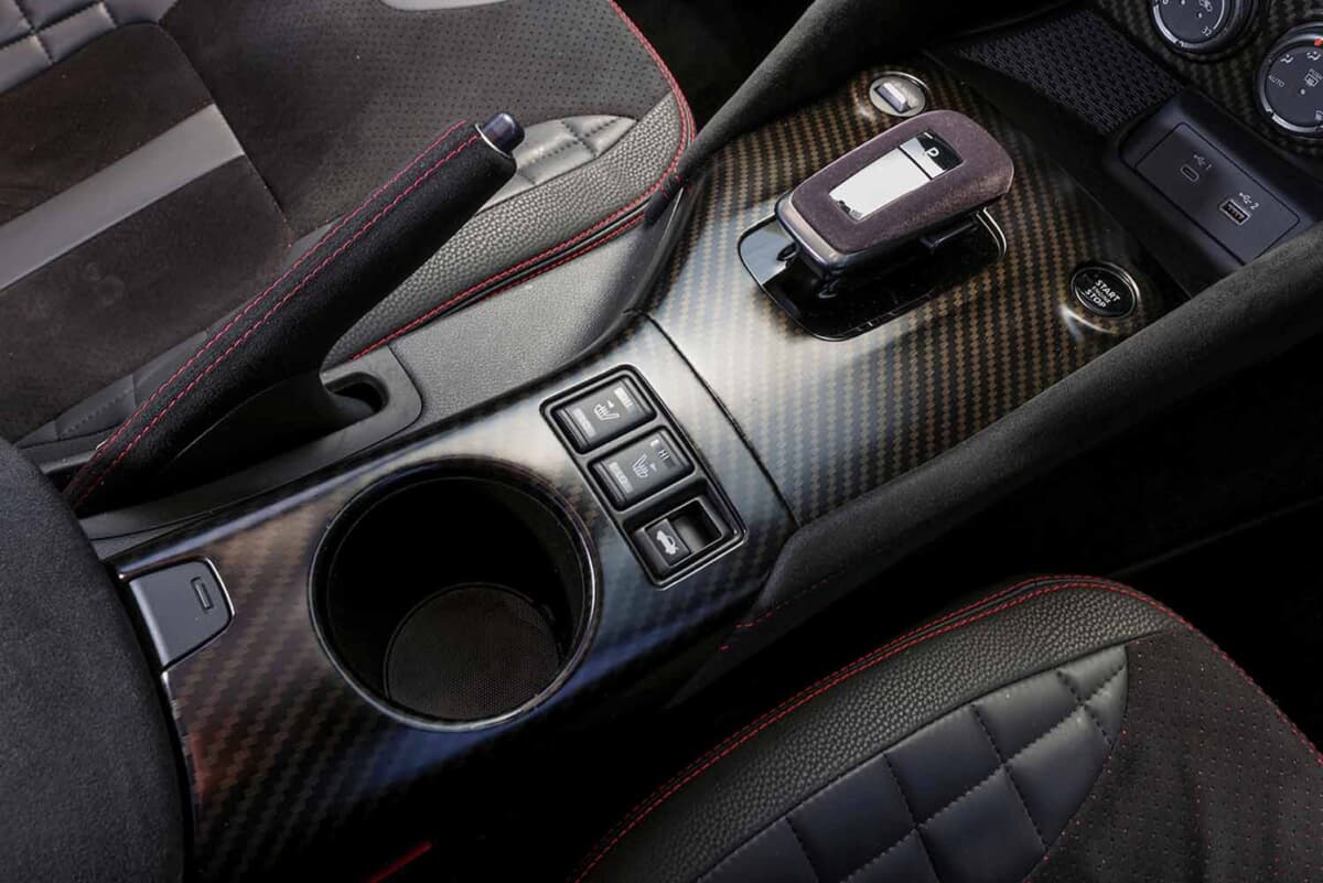 日産 フェアレディＺ：日産 フェアレディＺ：カーボン製センターコンソールとサイドブレーキレバーまわり