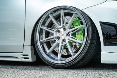 トヨタ プリウスα:細身のフェラーダホイールのスポークからグリーンキャリパーが視認でき、スポーティさが強調されている