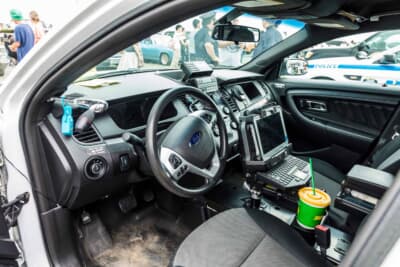 フォード ポリス・インターセプター・セダン：運転席と後部座席を分離するパーティション、コラムシフト、センターコンソールに装備された車載無線。警察仕様の内装となっている