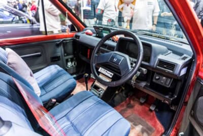 ホンダ シティ：ブルーのストライプファブリックシートとHマークのステアリングが往時のまま残るコックピット