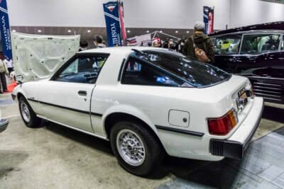 マツダ RX-7：新車のような輝きを放つボディ。黒い樹脂パーツの色褪せもほとんど見受けられない