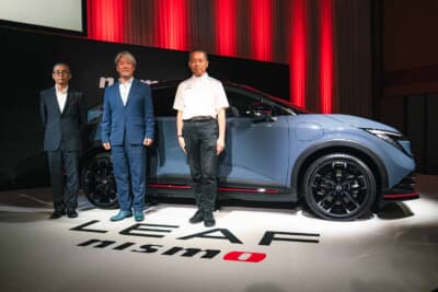 日産 リーフNISMO：発表披露会で車両を囲んで撮影に応じた開発陣。写真左から饗庭さん、森田さん、成富さん