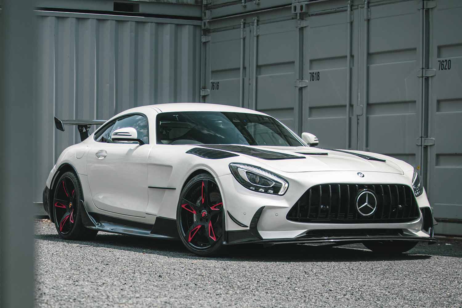 入手困難な最高峰モデルをレギュラーラインで再現。フルカーボン化され