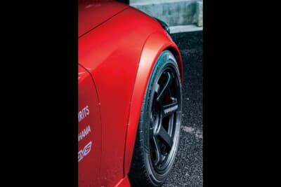 日産 フェアレディZ：レイズのボルクレーシングTE37SAGAを組み合わせコンケーブデザインを強調
