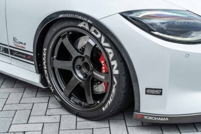 日産 フェアレディZ:レッドキャリパーとブラックのRAYSホイールが精悍な足元を演出する