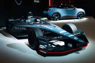 Nissan e-4ORCE 05:同日発表の日産リーフNISMOと並ぶ、2台とも同じNISMOステルスグレーをまとう